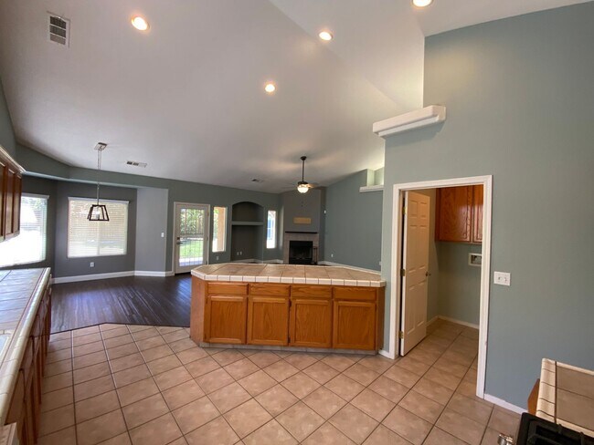 Building Photo - 2643 W Oakridge Ave
