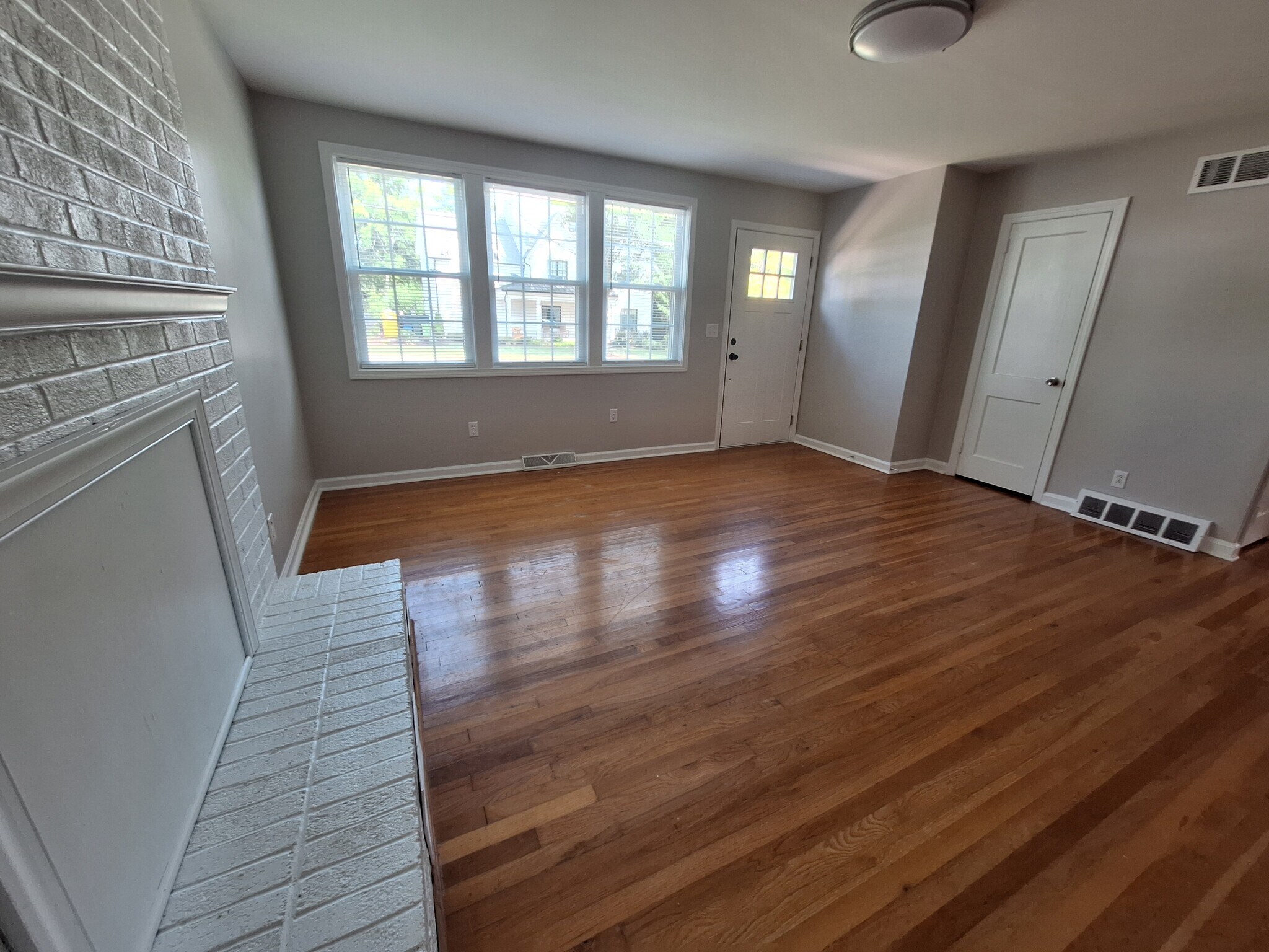 Building Photo - 700 Mial St