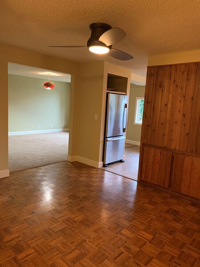 Building Photo - Beautiful South Eugene Home