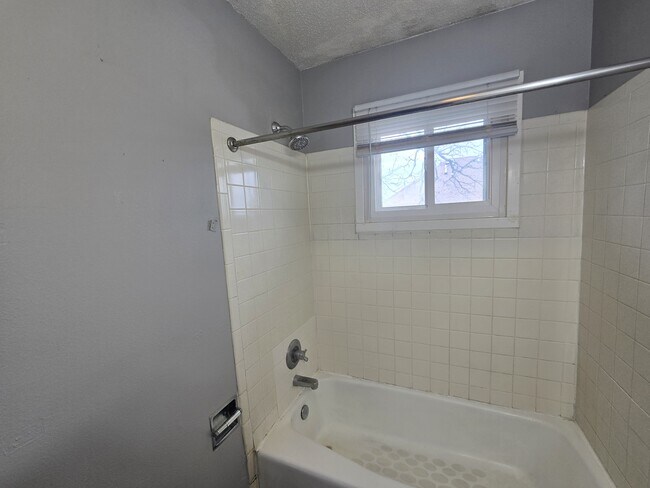 Building Photo - 811 W 3rd St