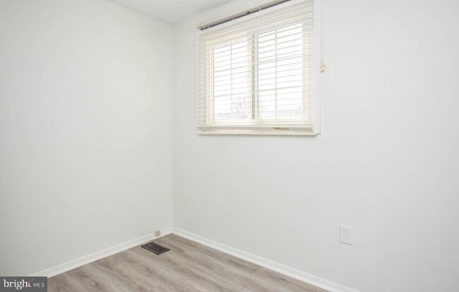 Building Photo - 14550 Farmcrest Pl