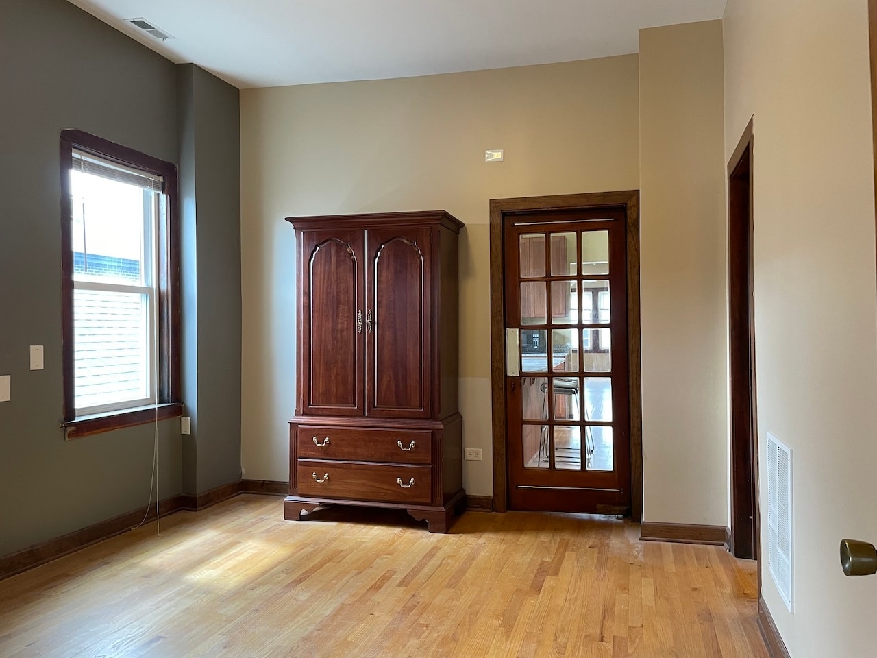 great room - 2877 S Throop St