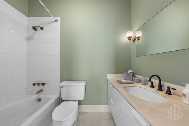 Building Photo - 24 E 11th St