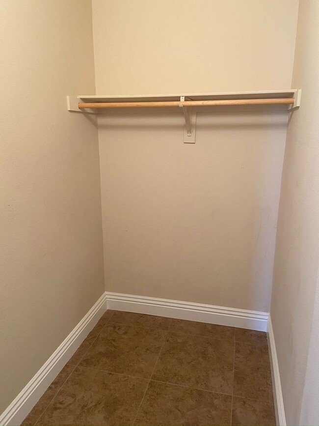Building Photo - FABULOUS 4TH FLOOR CONDO IN GATED COMMUNIT...