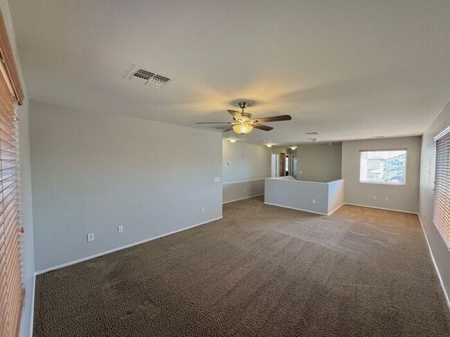 Building Photo - 1056 E Lakeview Dr