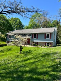 Building Photo - Spacious & Stylish 3-Bedroom 1.5 Bath Hous...