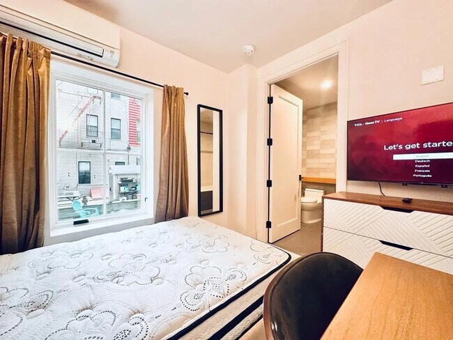 Building Photo - Furnished room/NOT APARTMENT
