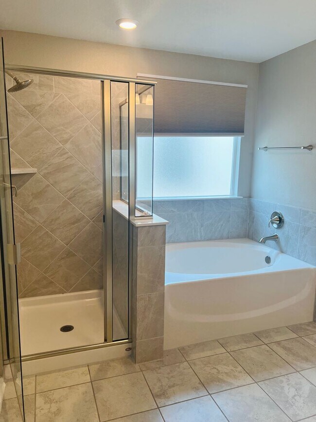 Building Photo - Tech Ridge Area Gem – Nearly 3,000 Sq Ft o...