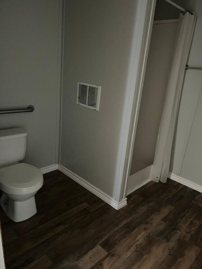 Building Photo - 1 bedroom/1bathroom home in the Star Dust Manufactured Home Community.