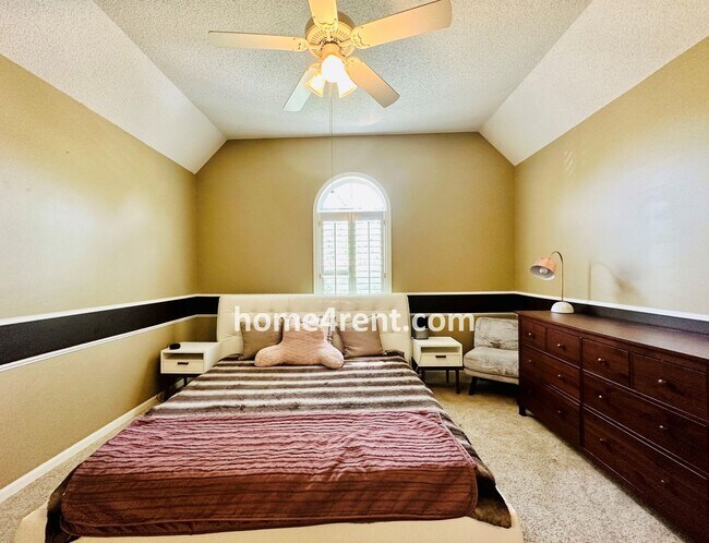 Building Photo - Beautiful Four Bedroom Home in a Quiet Neighborhood w/ an Updated Kitchen, Wood Floors, and a Fin...