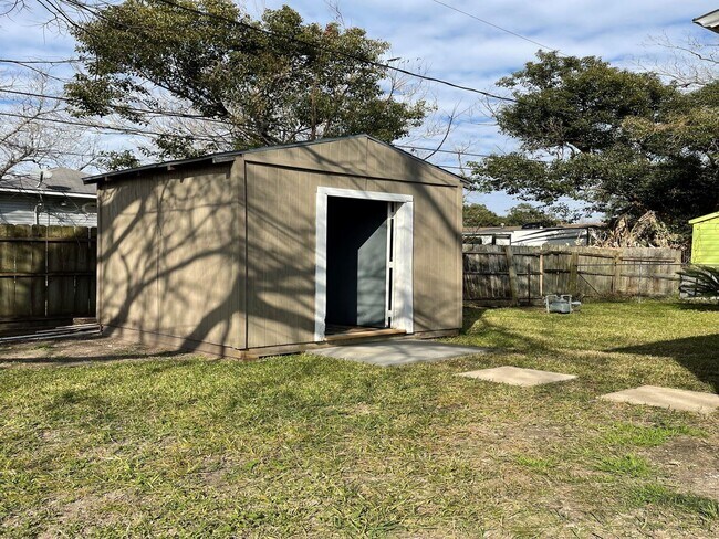 Building Photo - 504 Green St