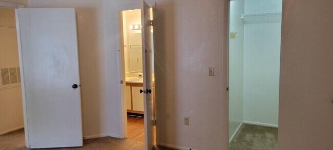 Building Photo - Large one bedroom condo