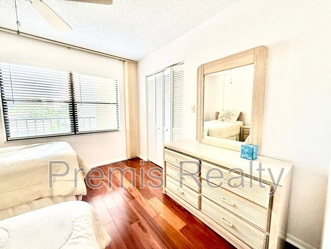 Building Photo - 2900 Cove Cay Dr