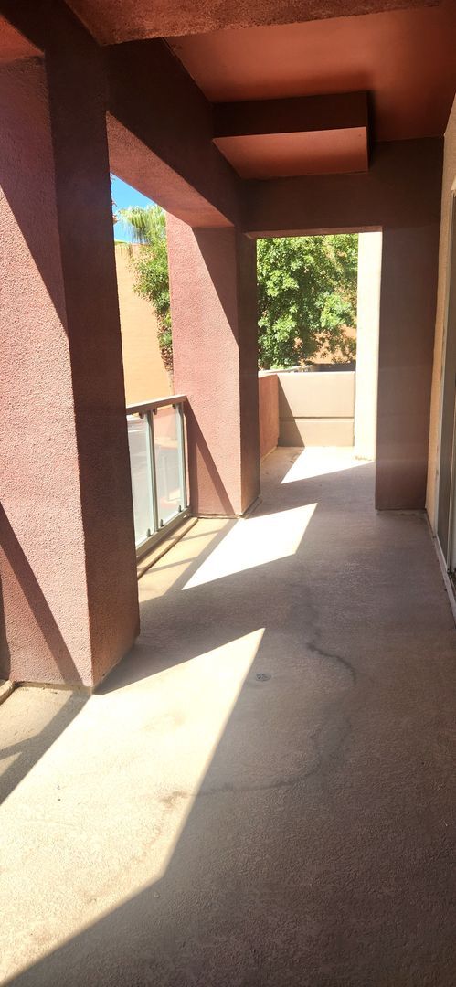 Building Photo - 2 Bedroom recently painted 2nd Floor Condo in Guard Gated Park Avenue!