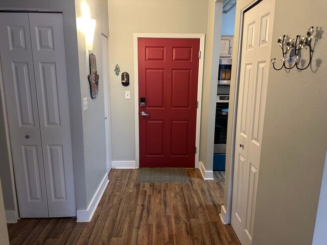 Building Photo - Executive 1 Bedroom Apartment right off 16th St. Mall - All Utilities Included!