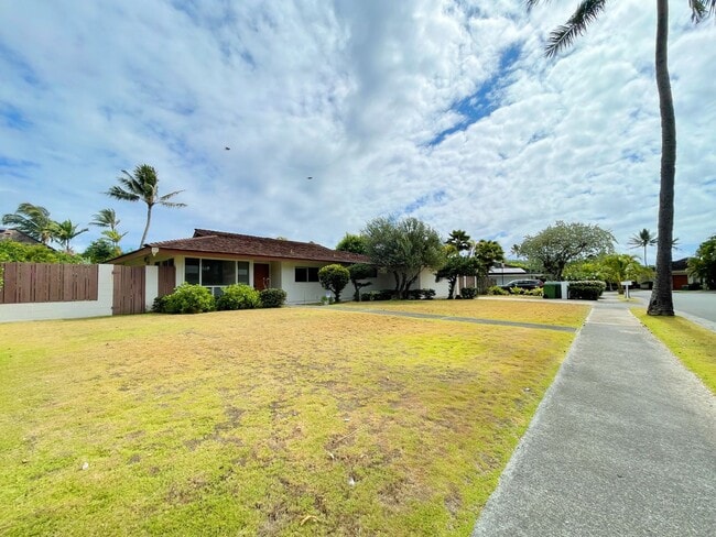 Building Photo - 4/2 Pet Friendly Spacious Beachside Kailua...