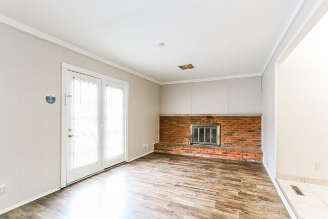 Building Photo - 2400 Lisbon Dr