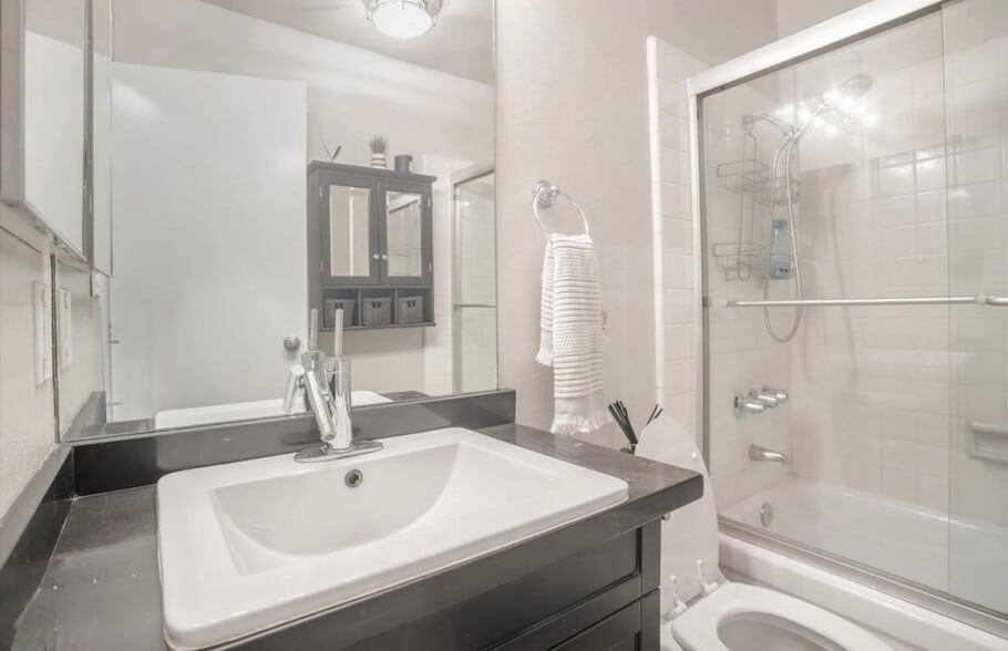 Building Photo - 8577 Rugby Dr