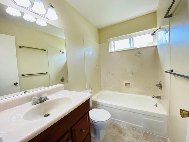 Building Photo - Condo Overlooking the American River!