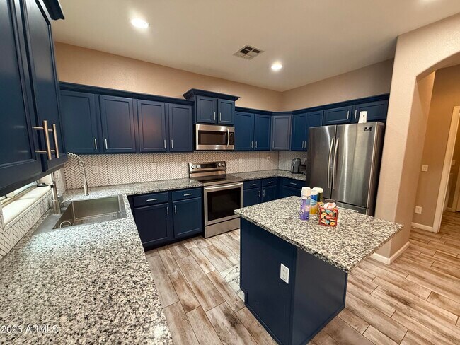 Building Photo - 1011 E Redwood Dr