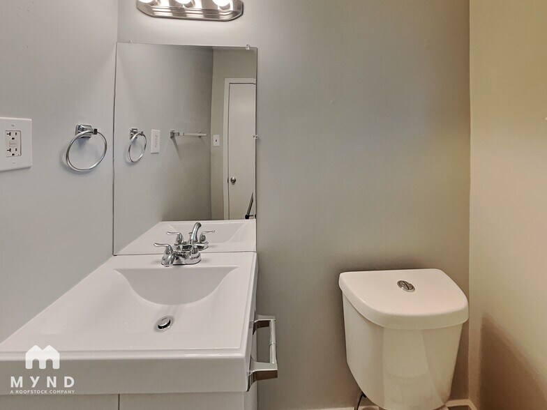 Building Photo - 1725 Prado Ave