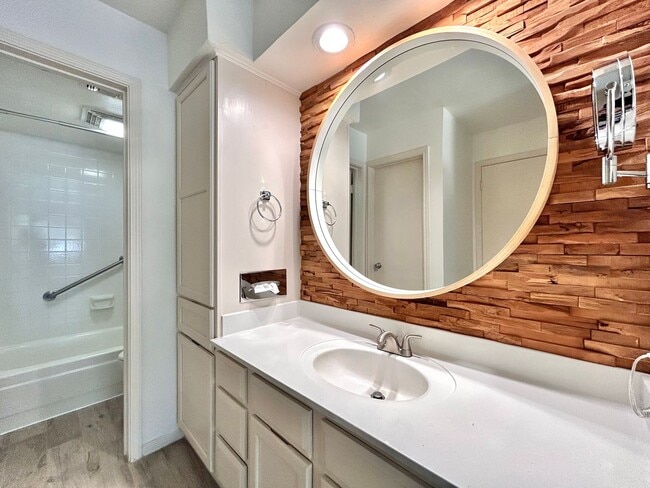 Building Photo - Welcoming 2-Bedroom, 2-Bath Home with Natu...