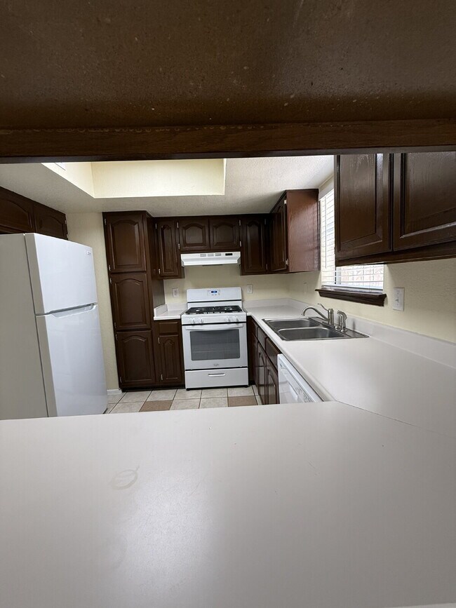 Building Photo - 12000 Ivory Gate Way