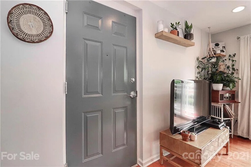 Building Photo - Room in Condo on Donatello Avenue
