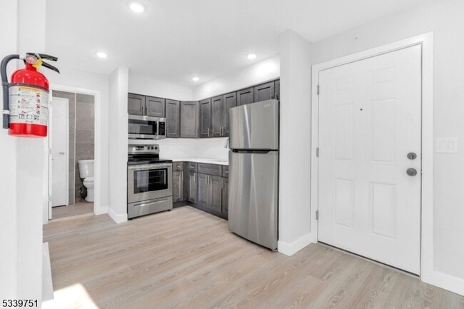 Building Photo - 557 S Broad St