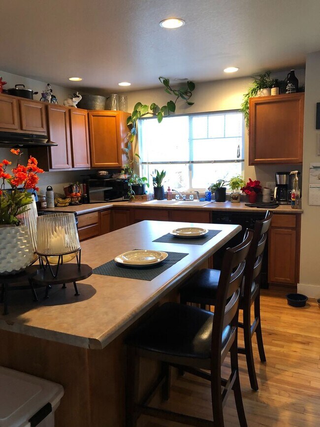 Building Photo - Charming 2br 1.5ba Two Level Condo in Dist...