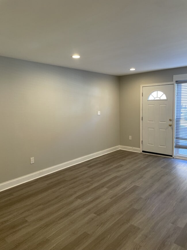 Building Photo - 1935 Addison Rd S