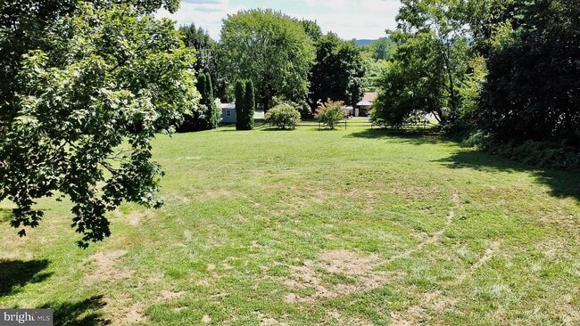 Building Photo - 602 E Maple St