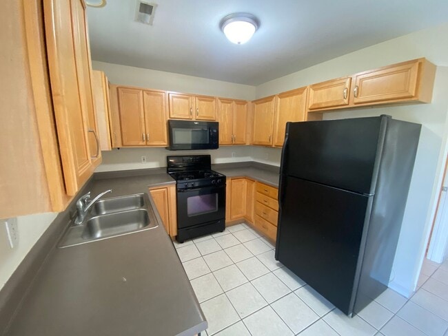 Building Photo - 3BR/2BA $1,800/MO - AVAILABLE 11/1/25