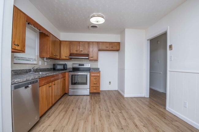Building Photo - 805 Goldfinch Ave