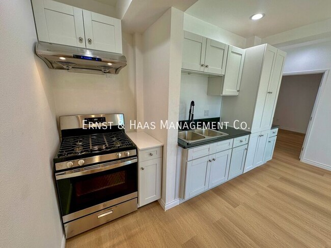 Building Photo - Lovely 2 Bedroom Apartment in Central Long...