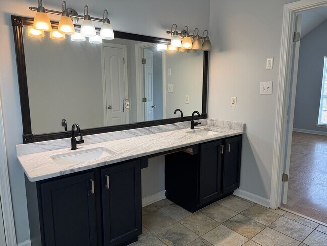 Building Photo - Stunning 3-Bedroom Home in Olive Branch - Spacious & Modern!