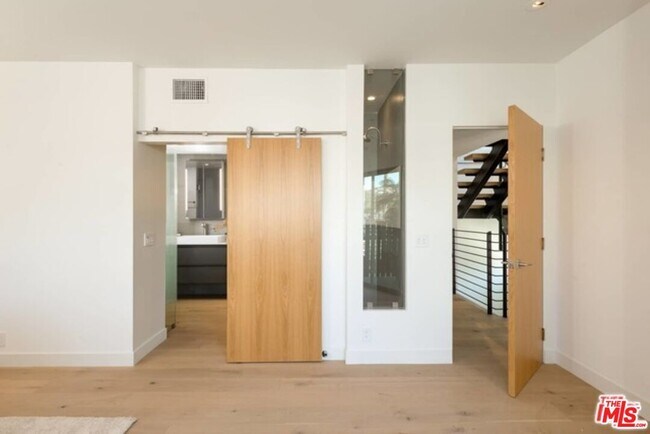 Building Photo - 6685 W Daychar Dr