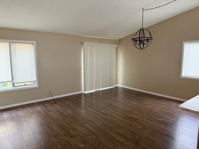 Building Photo - ~ FALL SPECIAL ~  3 Bedroom, 3 Bath Home f...