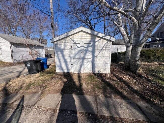 Building Photo - !3 Bedroom in Moline Ready August 1st!