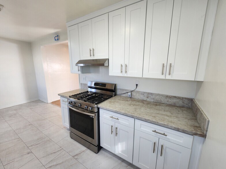 Building Photo - 10449 Cantara St