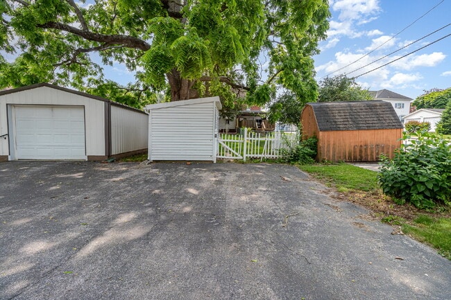 Building Photo - 303 Ridge Ave