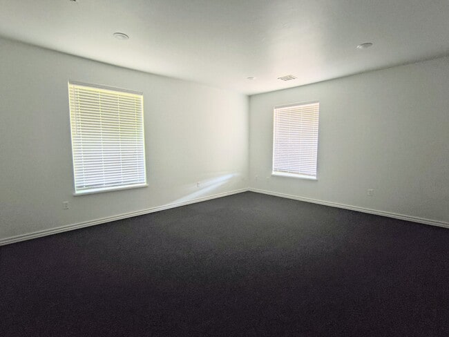 Building Photo - 817 Irish Ln