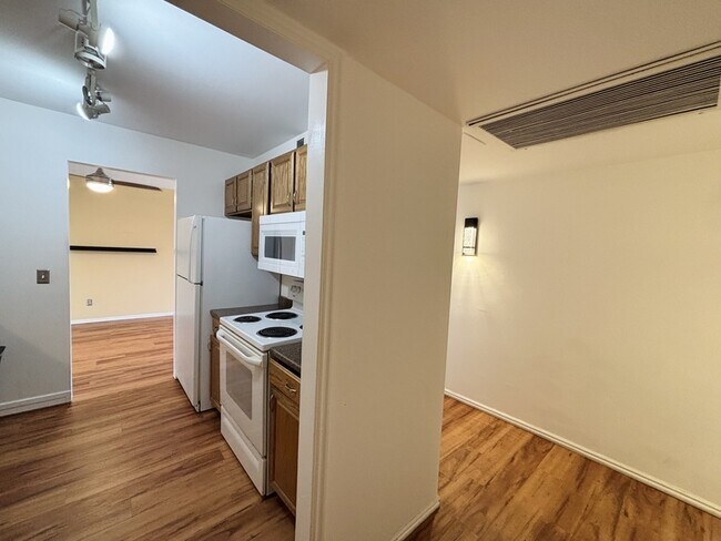 Building Photo - 710 E 200 S