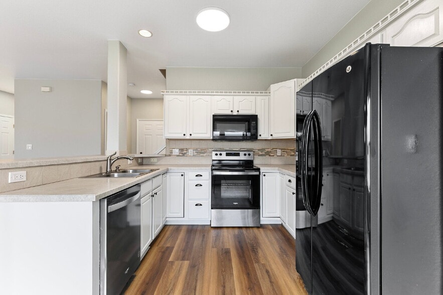 Building Photo - Updated Townhome with Views – Minutes to P...