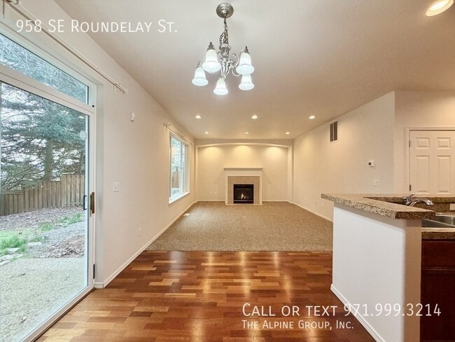 Building Photo - 958 SE Roundelay St