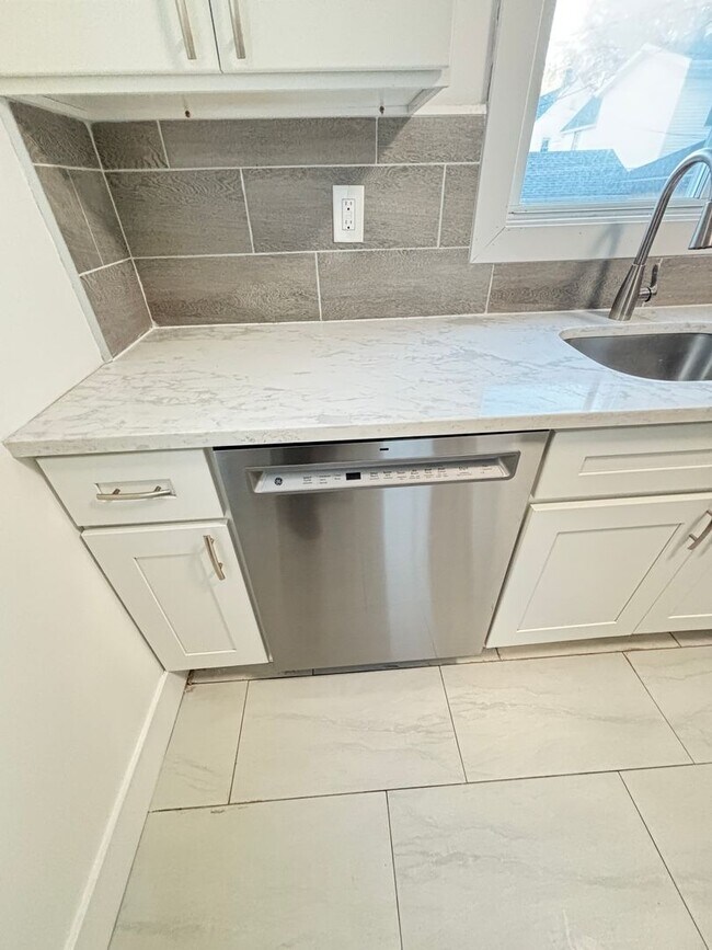 Building Photo - 409 E Washington Ave