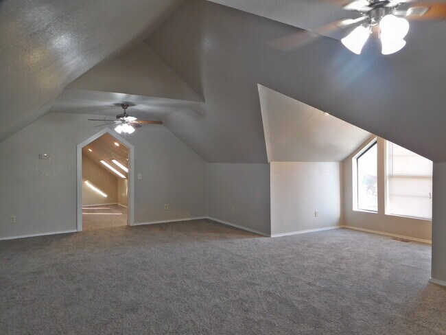 Building Photo - Huge 4 Bedroom in West Tulsa