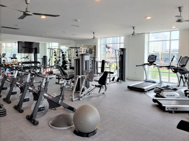 Building Photo - 425 W 5th St