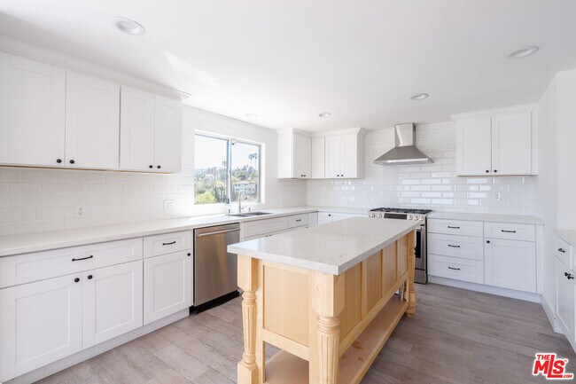 Building Photo - 5026 Medina Rd