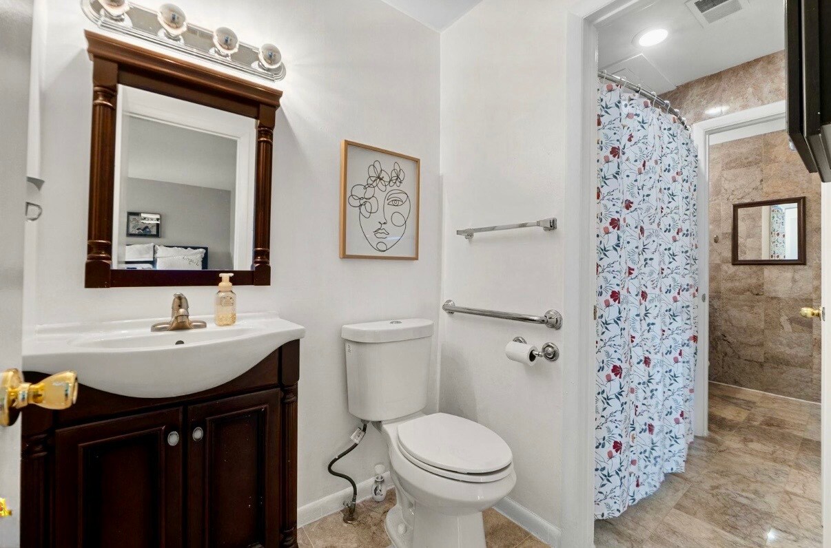 Master bathroom with shower - 8707 Grasmere Ct